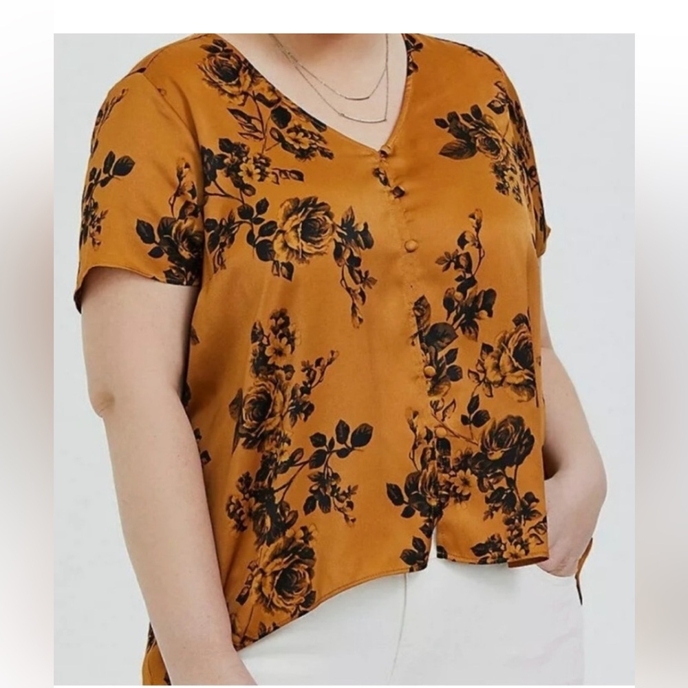 Torrid gold and black floral satin v-neck short sleeved blouse Size 2 (2X 18/20)
